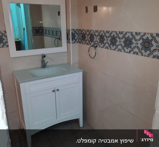 חדר אמבטיה עם ארון כיור ומראה, אריחים חדשים